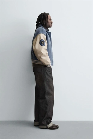 Утепленный бомбер с нашивками