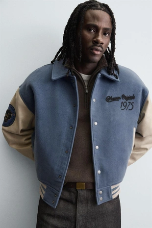 Утепленный бомбер с нашивками- Заказать в России