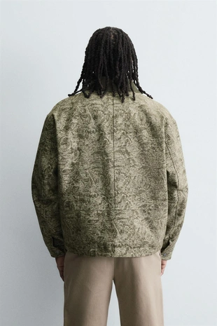 Стеганая куртка JACQUARD с абстрактным узором- Заказать в России