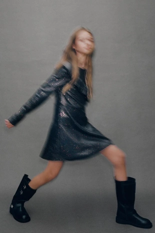 Платье с воланами и блеском- Заказать в России