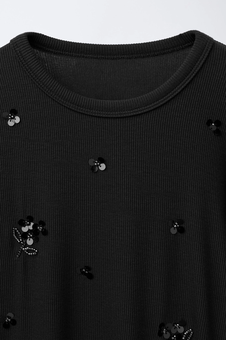 Футболка с пайетками и ребристой текстурой