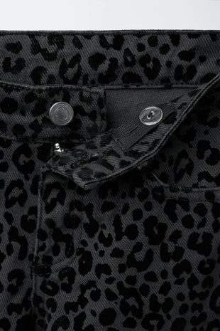 Джинсы WIDE LEG с анималистическим флок-принтом- Заказать в России