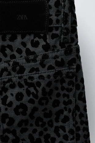 Джинсы WIDE LEG с анималистическим флок-принтом- Заказать в России