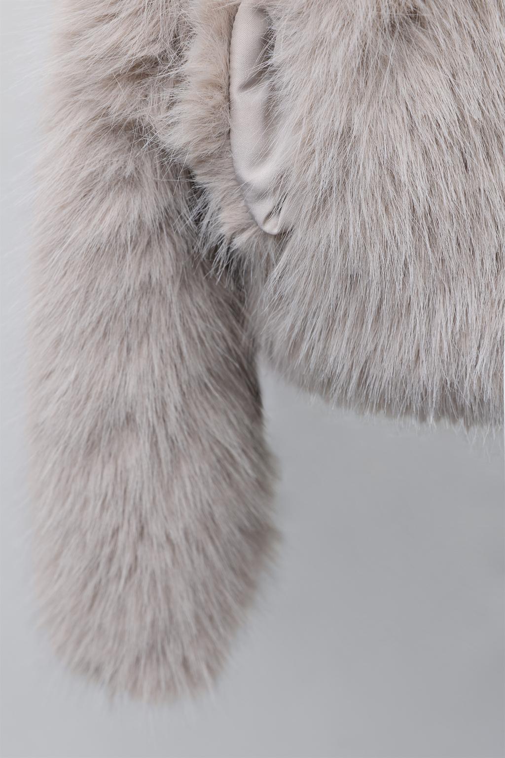 КОРОТКАЯ КУРТКА ИЗ ИСКУССТВЕННОГО МЕХА