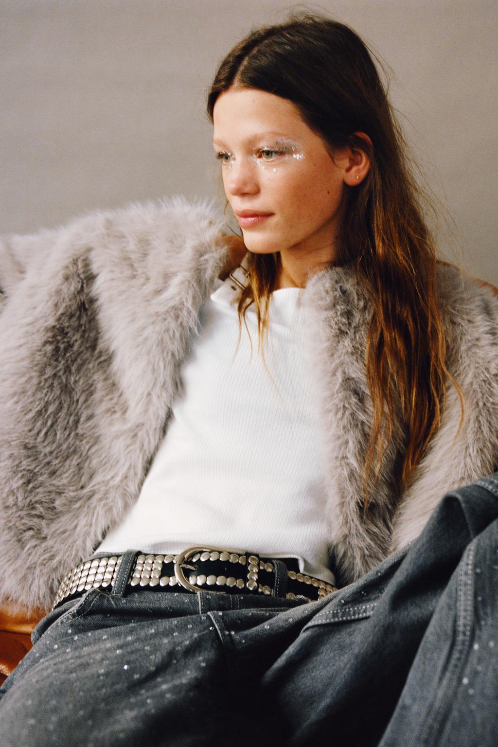 КОРОТКАЯ КУРТКА ИЗ ИСКУССТВЕННОГО МЕХА