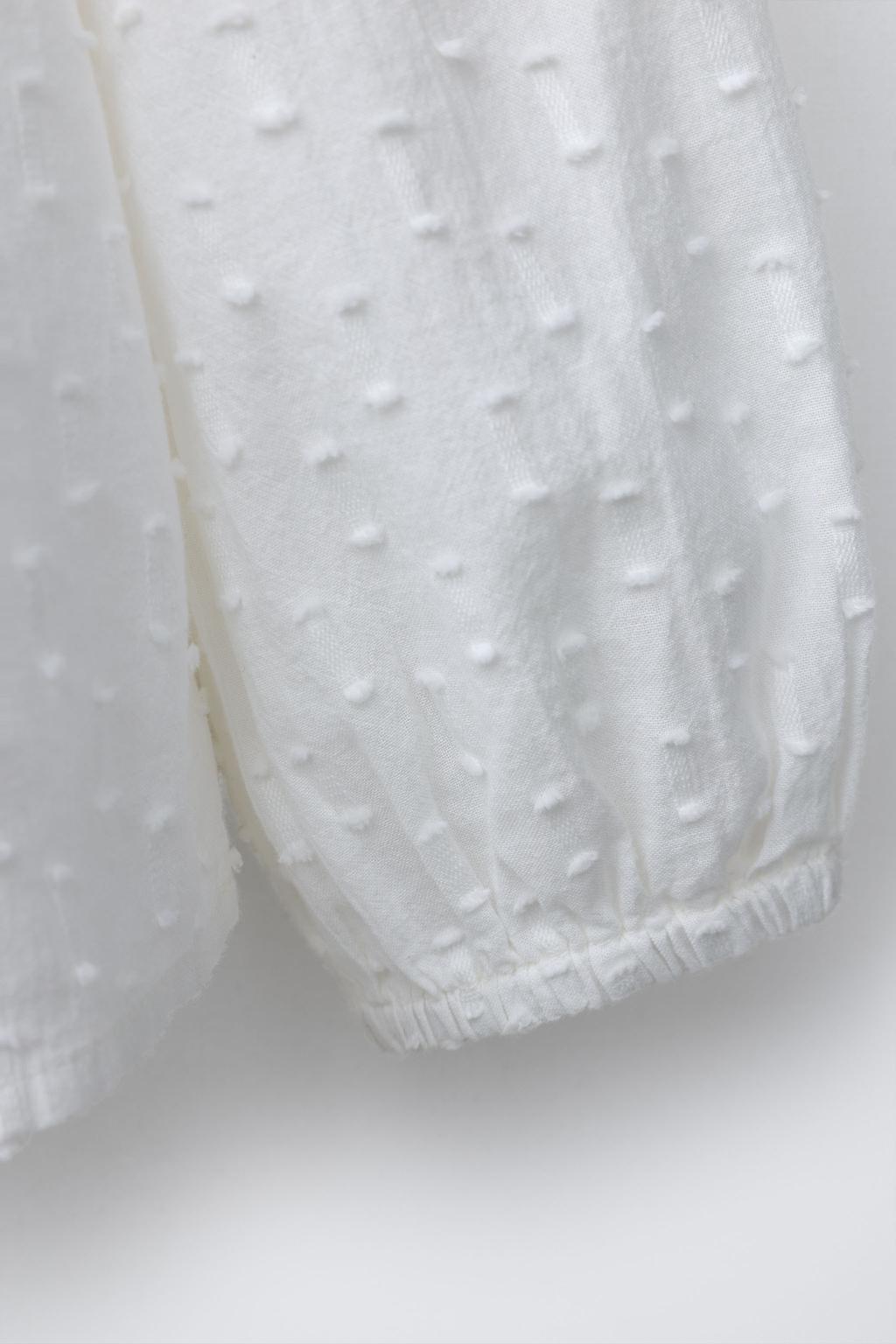 РУБАШКА В РОМАНТИЧЕСКОМ СТИЛЕ С ВЫШИВКОЙ ПЛЮМЕТИ