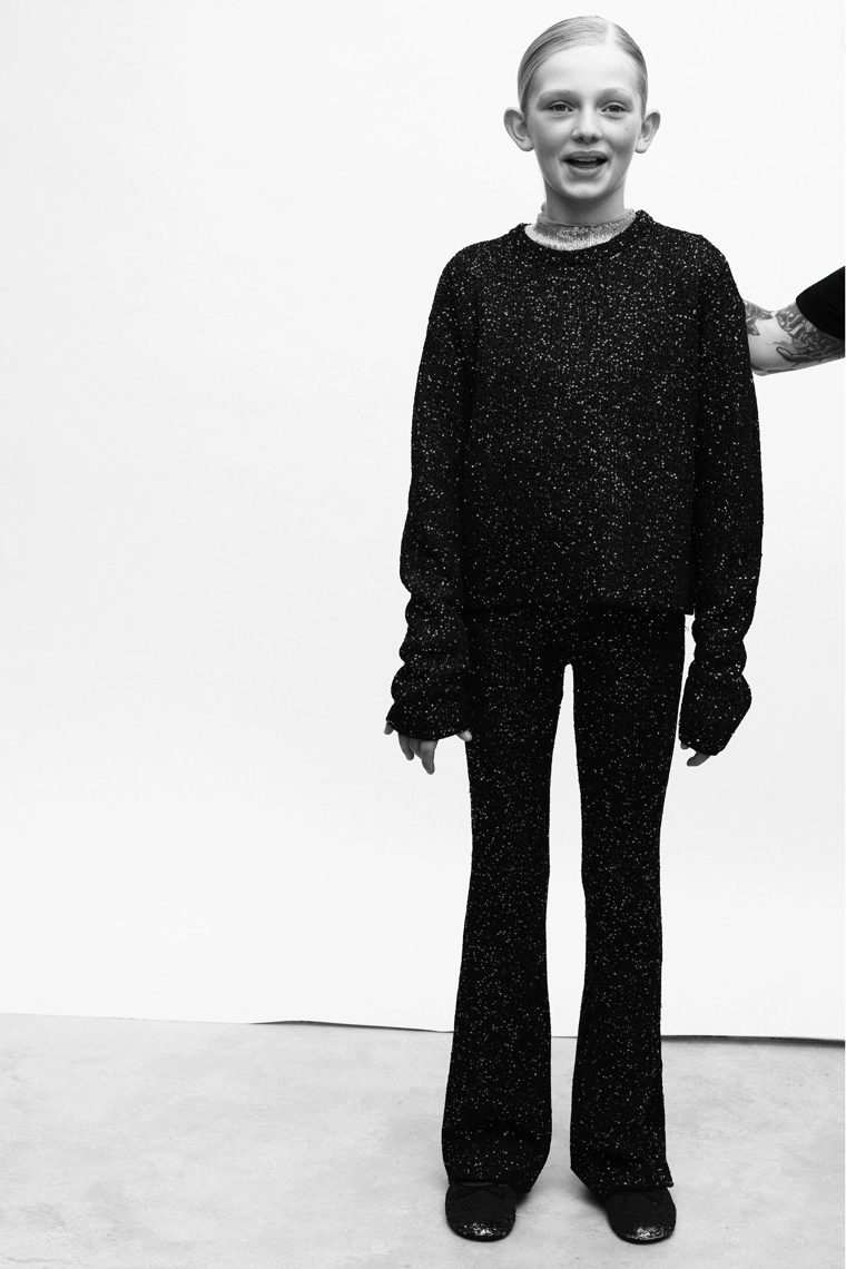 Блестящие брюки с широкими штанинами