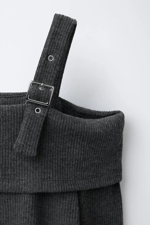 Футболка в рубчик с пряжками