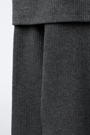 Футболка в рубчик с пряжками