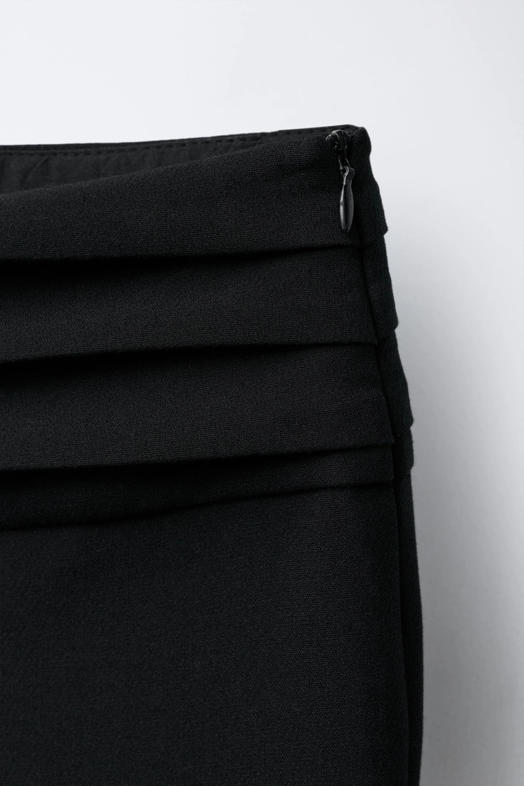 Зауженные брюки с заклепками