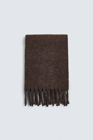 Шарф из рельефной ткани с бахромой