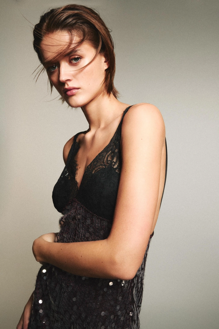 Платье-миди с контрастными пайетками и кружевом