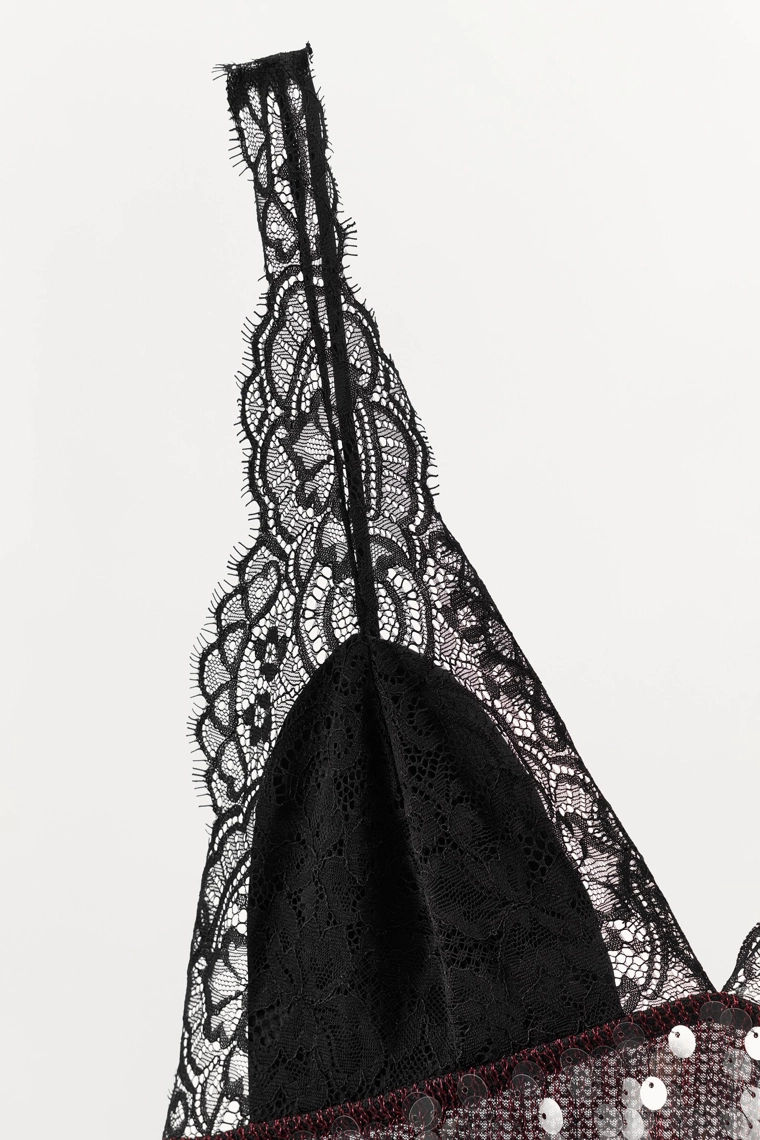 Платье-миди с контрастными пайетками и кружевом