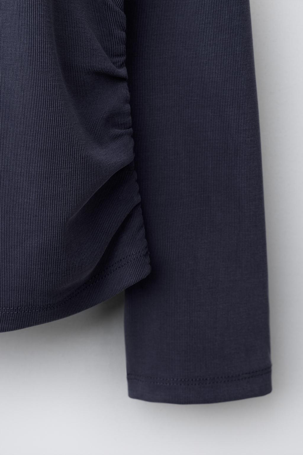 СПОРТИВНАЯ ФУТБОЛКА СО СБОРКАМИ