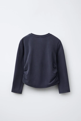 Спортивная футболка со сборками