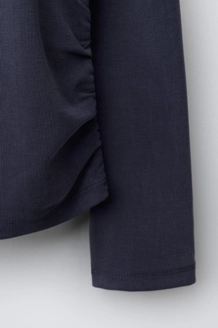 Спортивная футболка со сборками