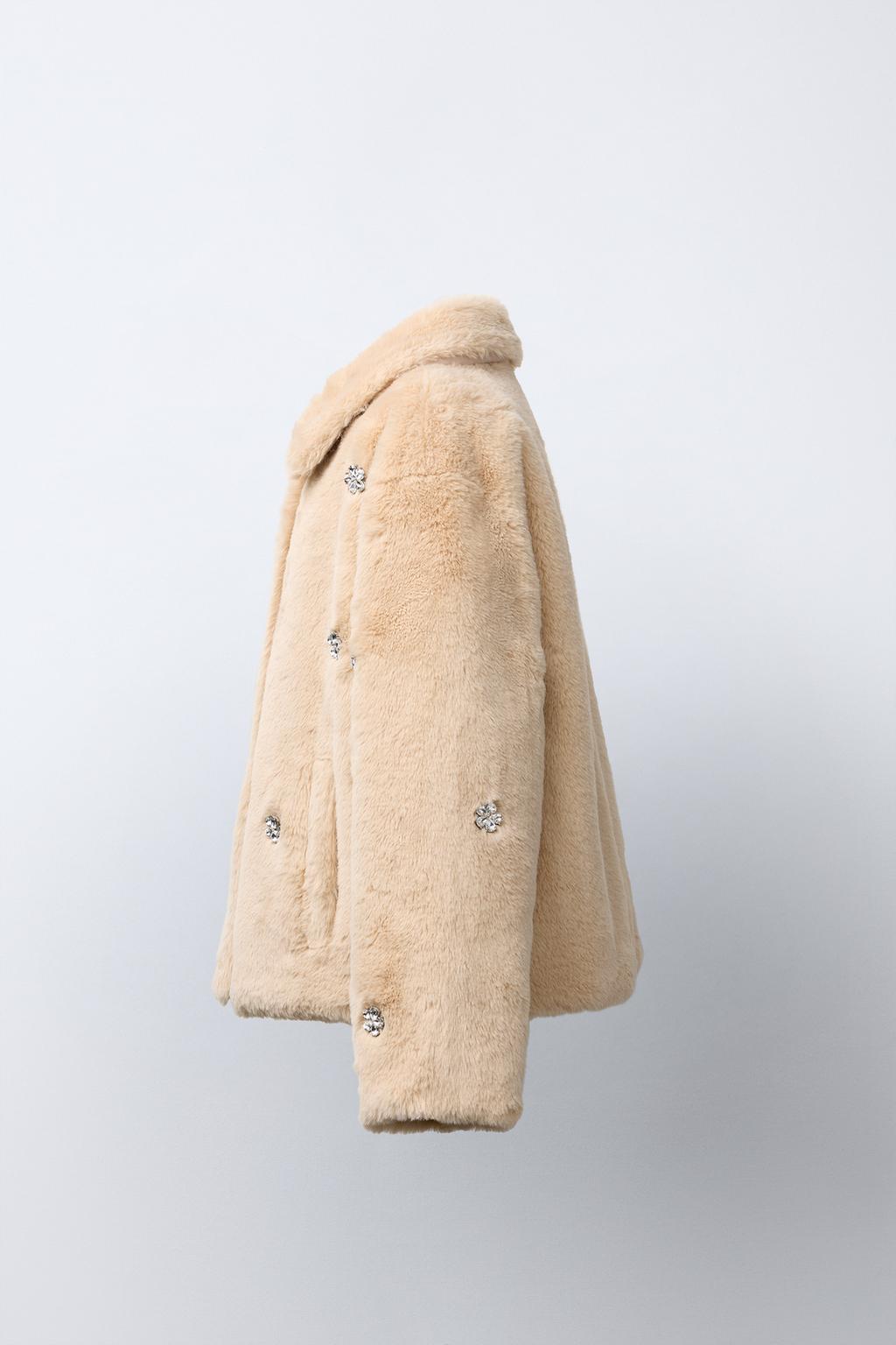 УКОРОЧЕННОЕ ПАЛЬТО ИЗ ИСКУССТВЕННОГО МЕХА СО СТРАЗАМИ