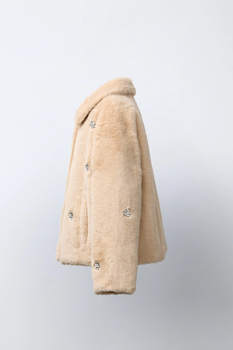 Короткое пальто из искусственного меха с деталями из драгоценных камней
