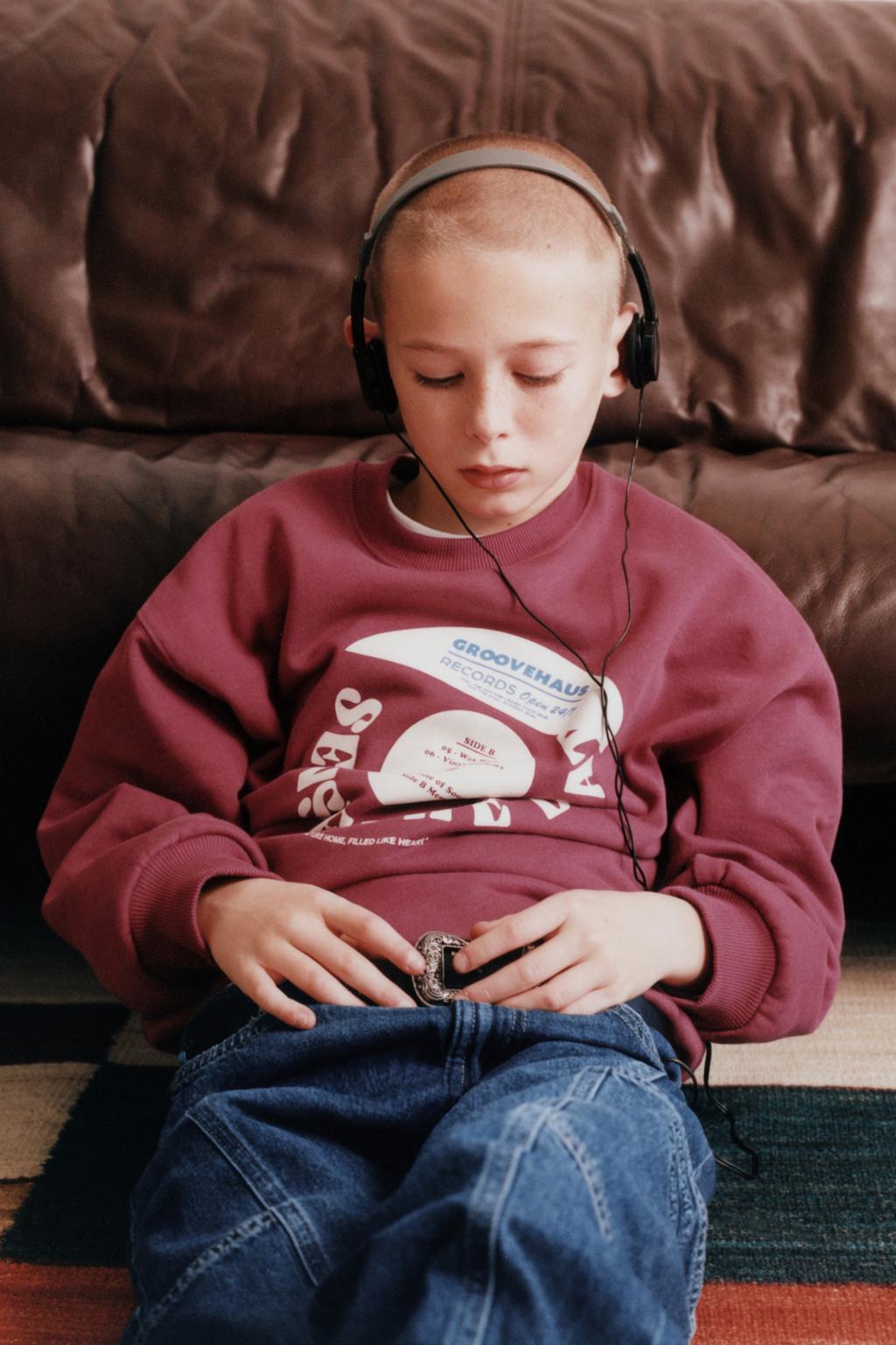 ТОЛСТОВКА С ВИНИЛОВЫМ ПРИНТОМ