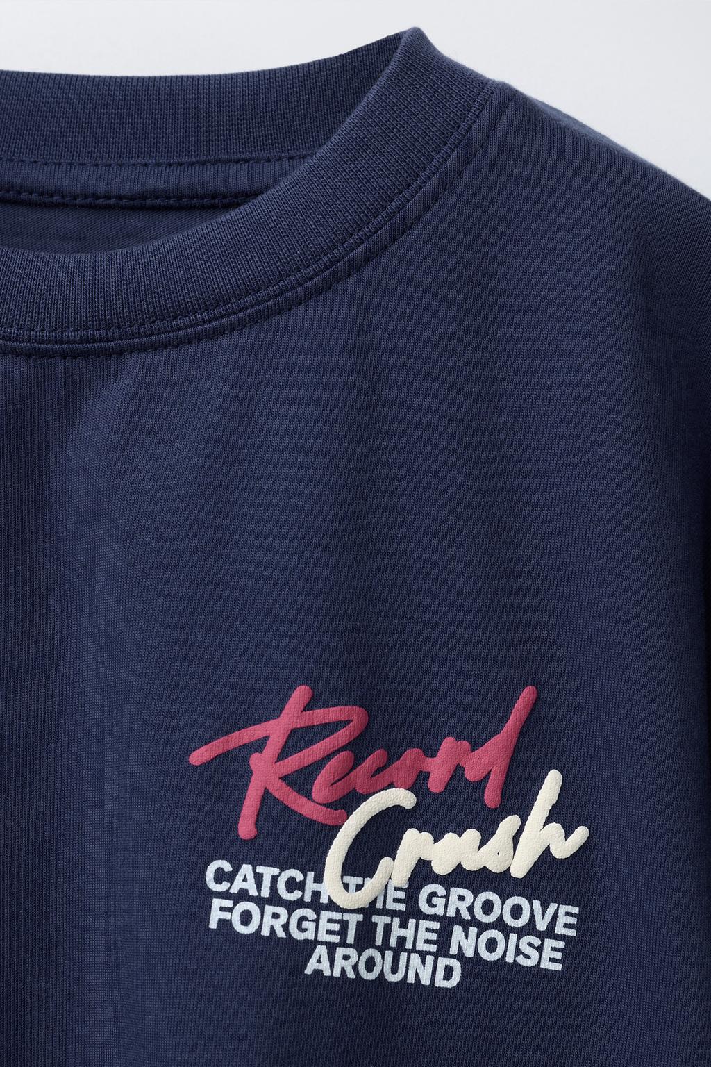 ФУТБОЛКА С РЕЛЬЕФНЫМ ПРИНТОМ