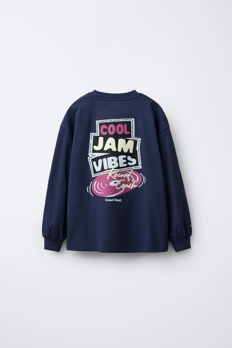 Футболка с надписью в тиснении