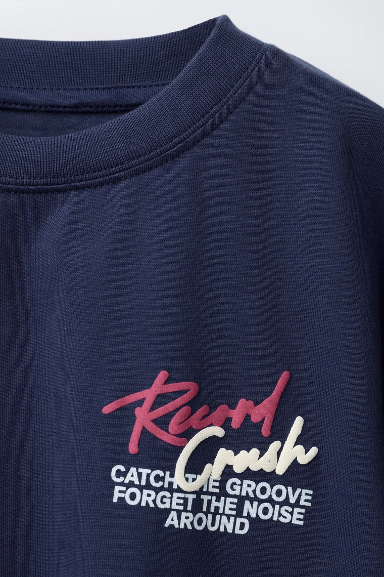 Футболка с надписью в тиснении