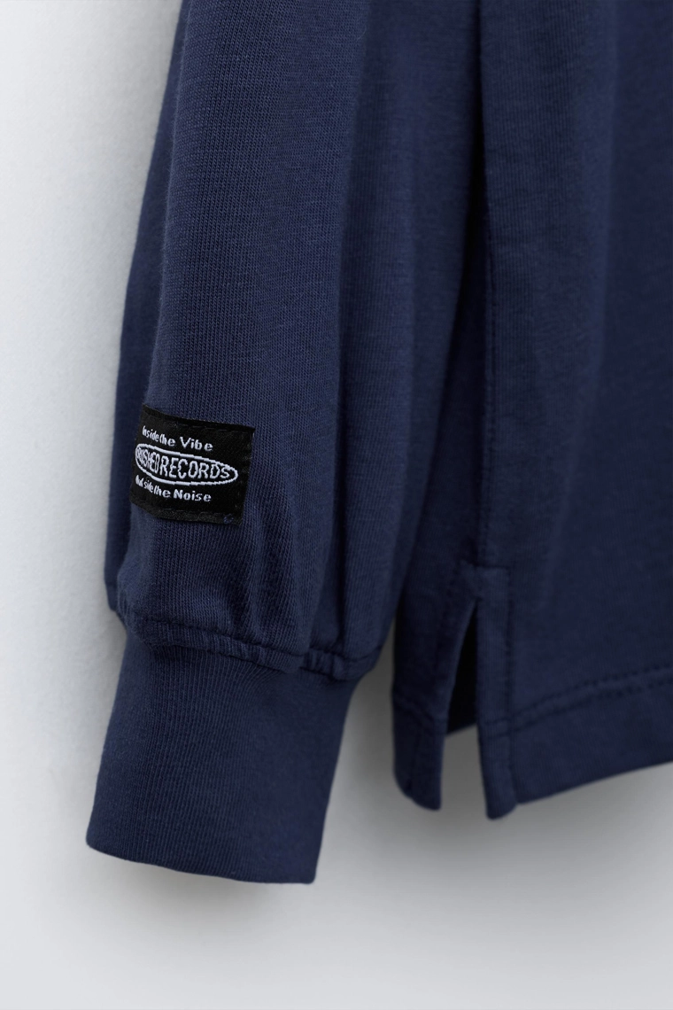 Футболка с надписью в тиснении