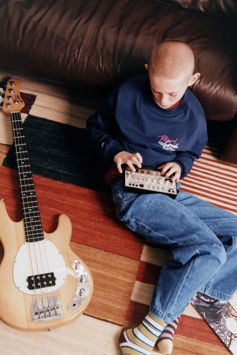 Футболка с надписью в тиснении