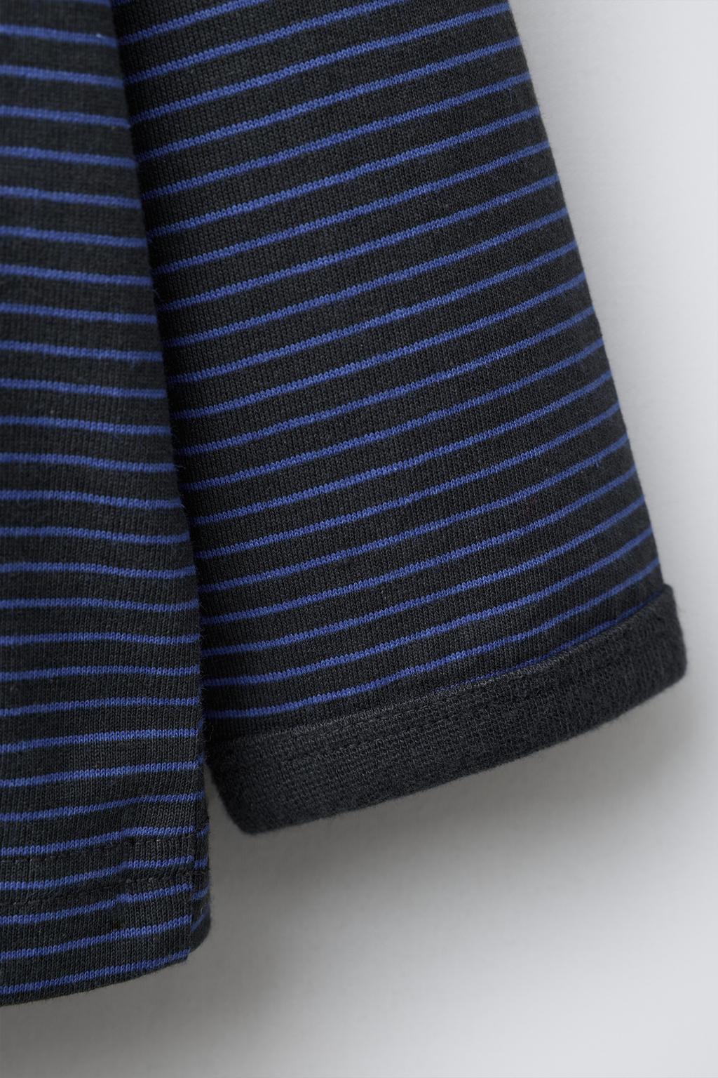 ФУТБОЛКА В ПОЛОСКУ С КОНТРАСТНЫМИ ДЕТАЛЯМИ