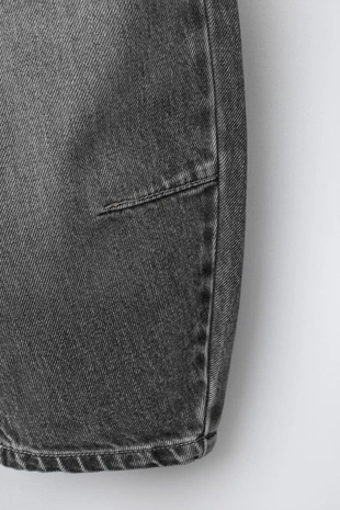 Джинсы свободного кроя с защипами- Заказать в России