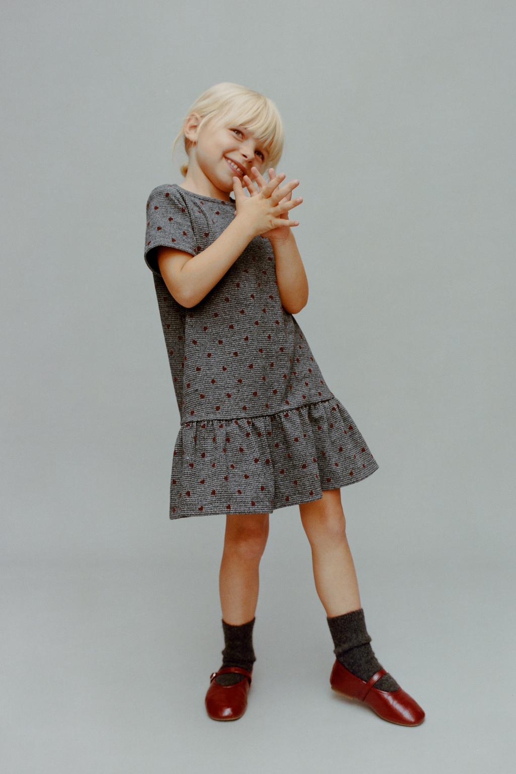 ПЛАТЬЕ ИЗ ТКАНИ «ГУСИНАЯ ЛАПКА» С РЕЛЬЕФНЫМИ СЕРДЕЧКАМИ