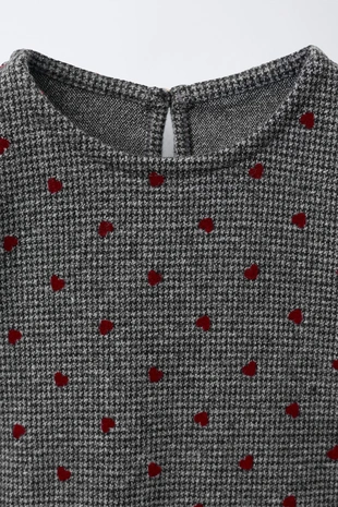 Платье из ткани «гусиная лапка» с рельефными сердечками- Заказать в России