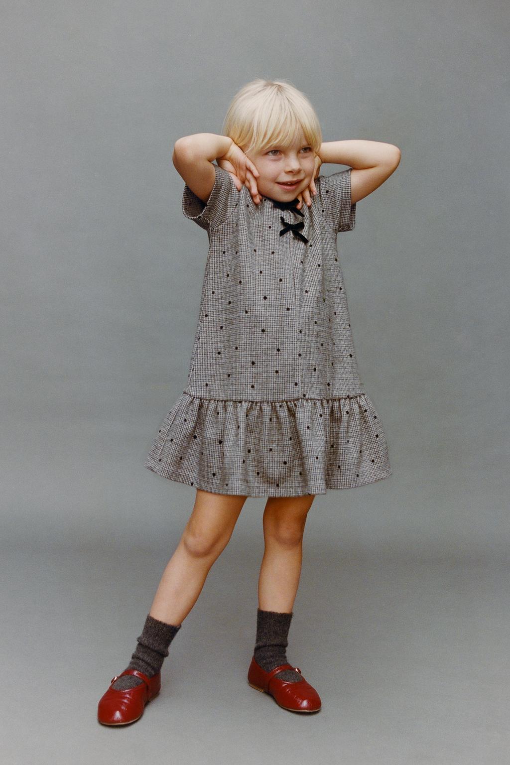 ПЛАТЬЕ ИЗ ТКАНИ «ГУСИНАЯ ЛАПКА» С БАРХАТНЫМИ БАНТАМИ