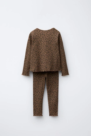 Комплект из футболки в рубчик и легинсов с анималистическим принтом