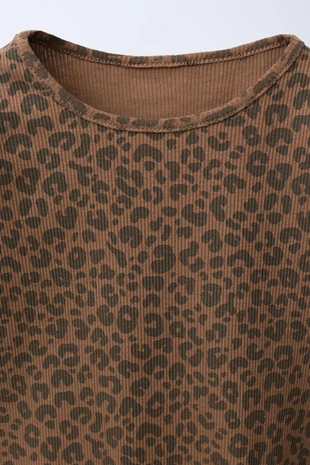 Комплект из футболки в рубчик и легинсов с анималистическим принтом