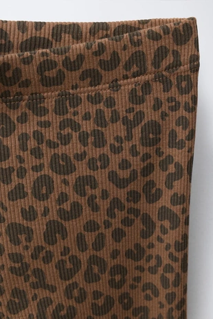 Комплект из футболки в рубчик и легинсов с анималистическим принтом