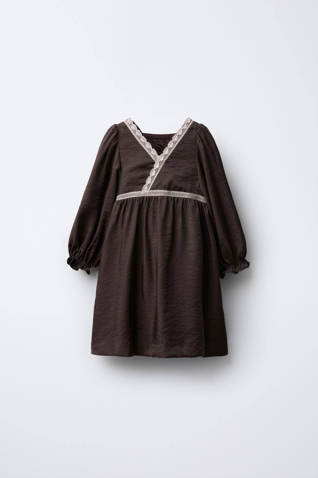 АТЛАСНОЕ ПЛАТЬЕ С КОНТРАСТНЫМ КРУЖЕВОМ