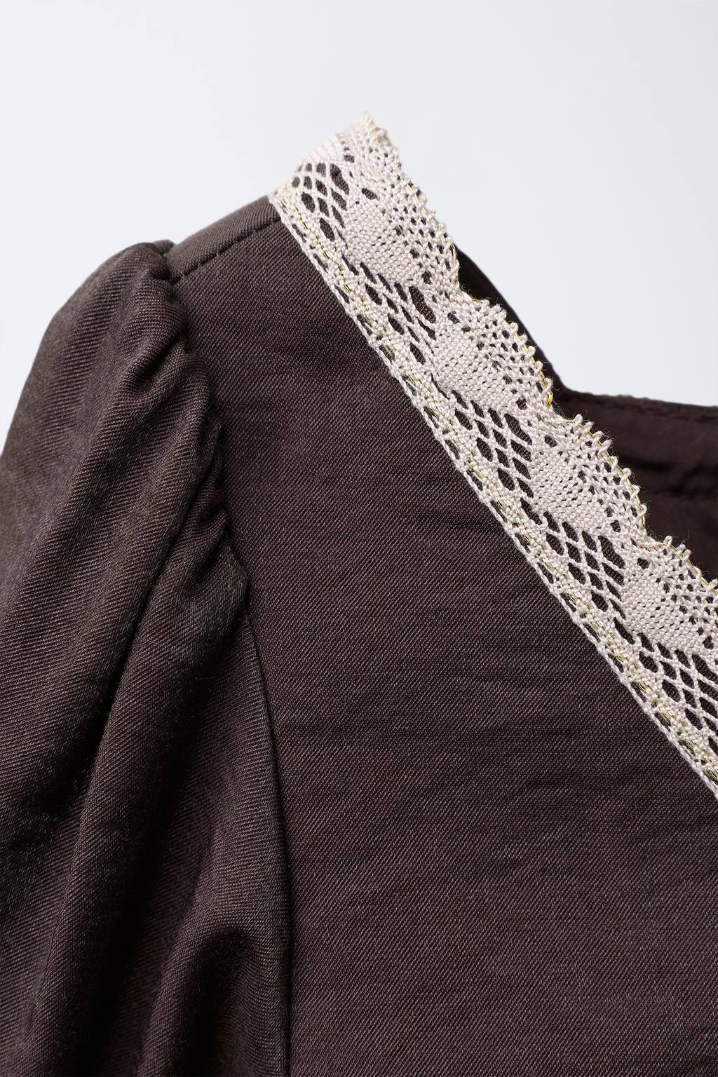 АТЛАСНОЕ ПЛАТЬЕ С КОНТРАСТНЫМ КРУЖЕВОМ