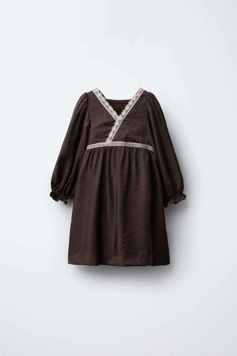 Платье с кружевными вставками