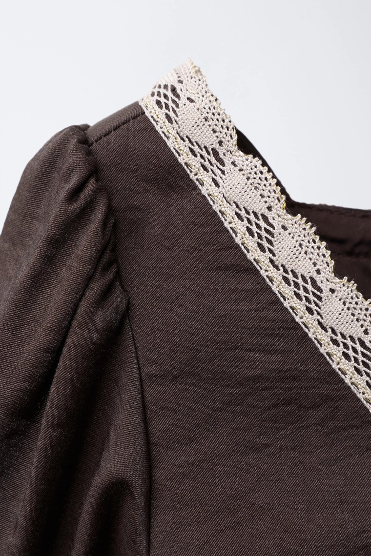 Платье с кружевными вставками