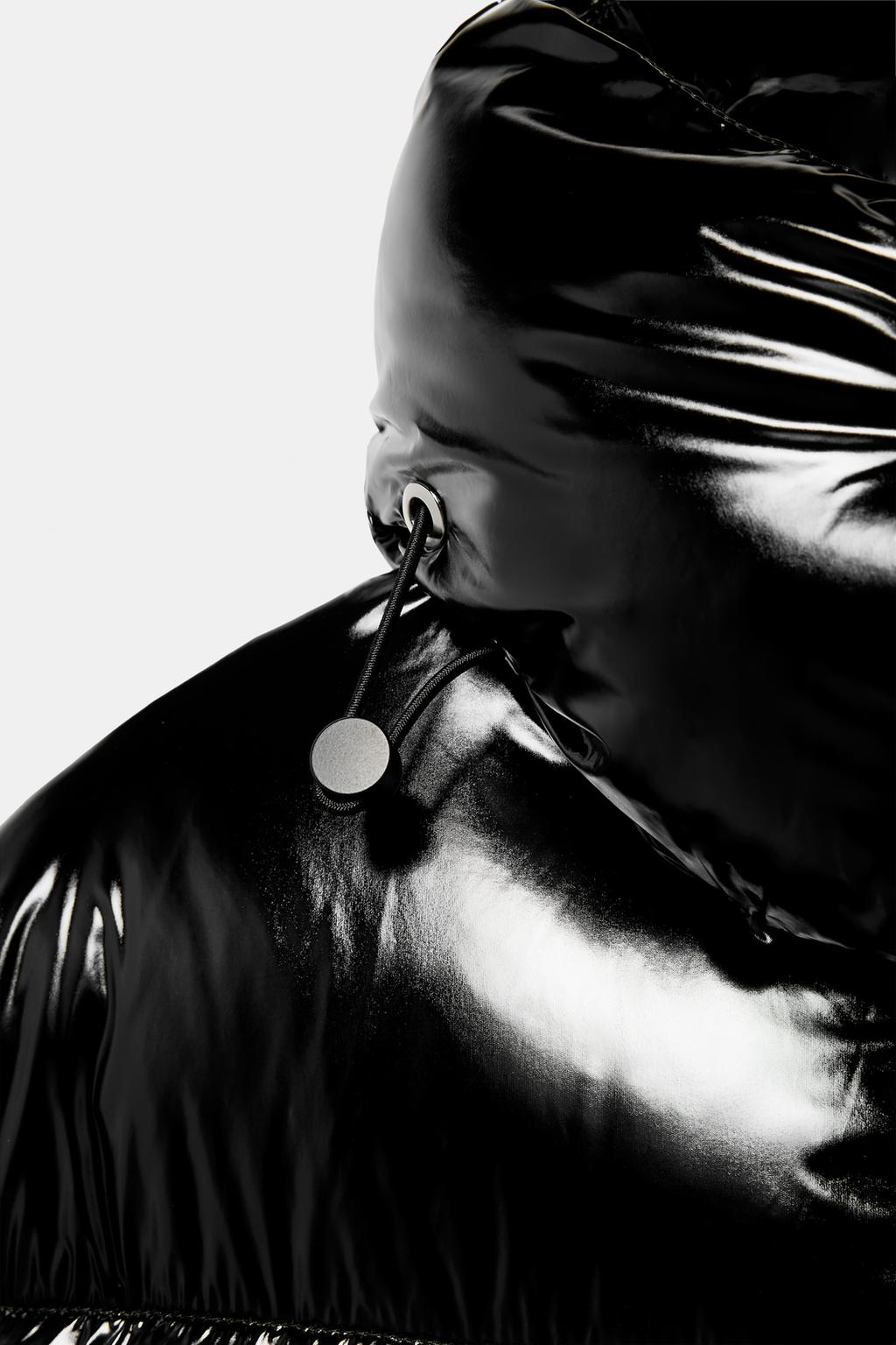 ДЛИННЫЙ АНОРАК С БЛЕСТЯЩИМ ЭФФЕКТОМ