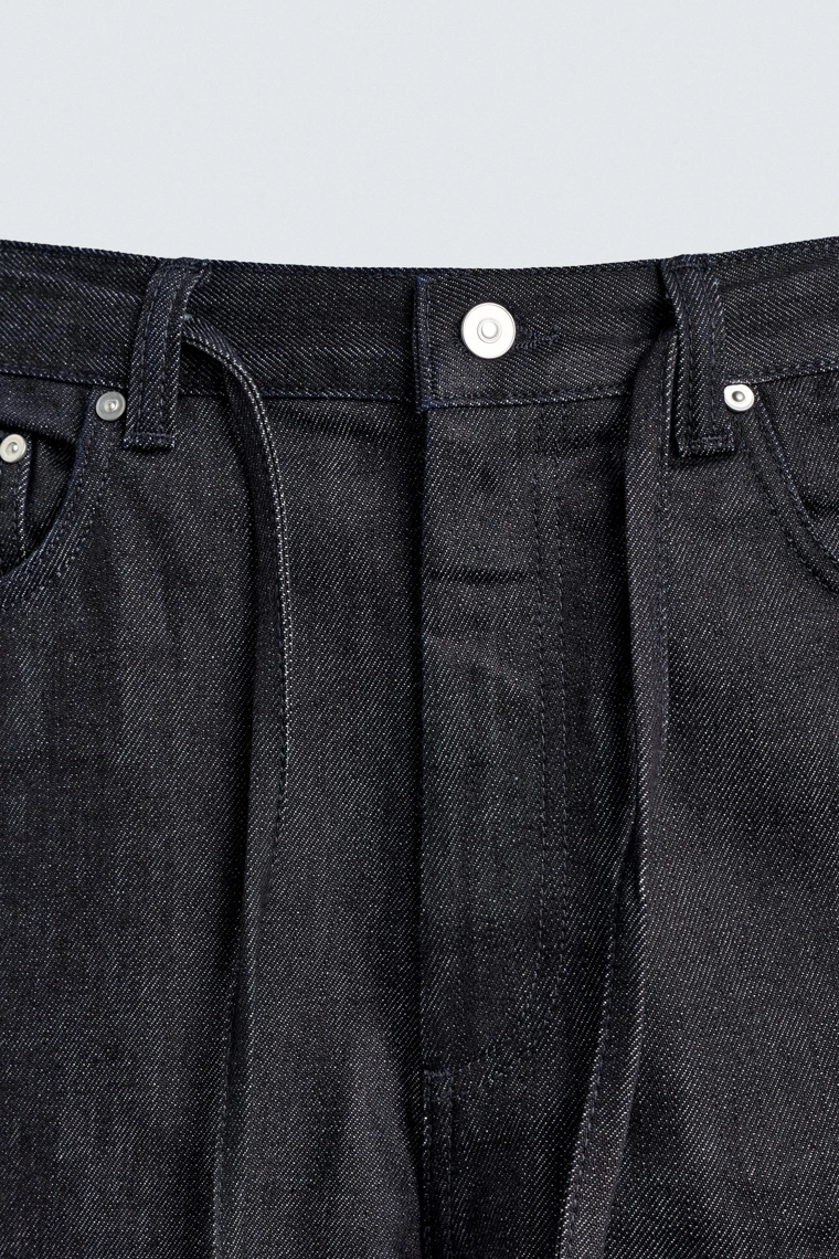 Джинсы свободного покроя с расклешенными штанинами