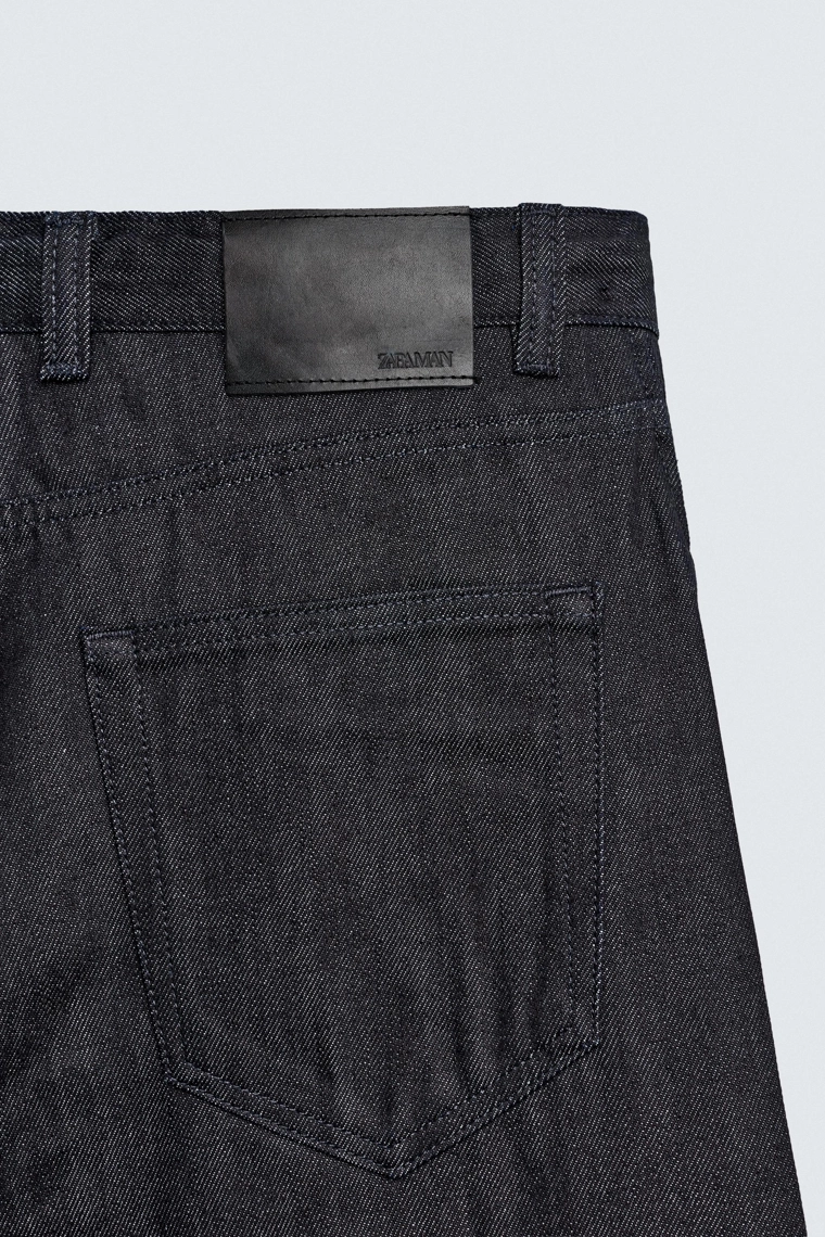 Джинсы свободного покроя с расклешенными штанинами