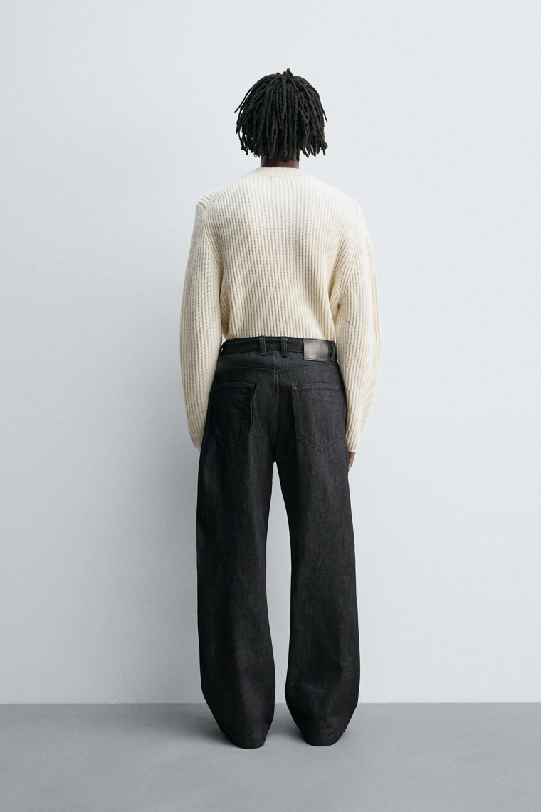 Джинсы свободного покроя с расклешенными штанинами