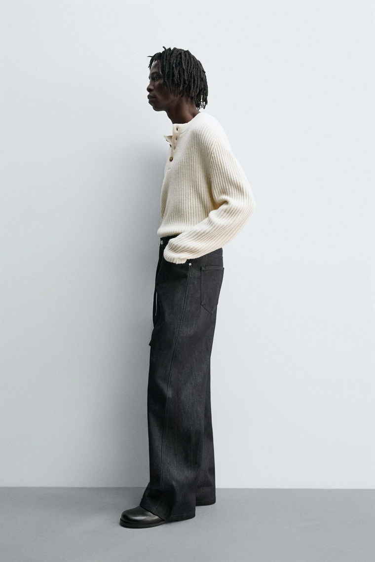 Джинсы свободного покроя с расклешенными штанинами