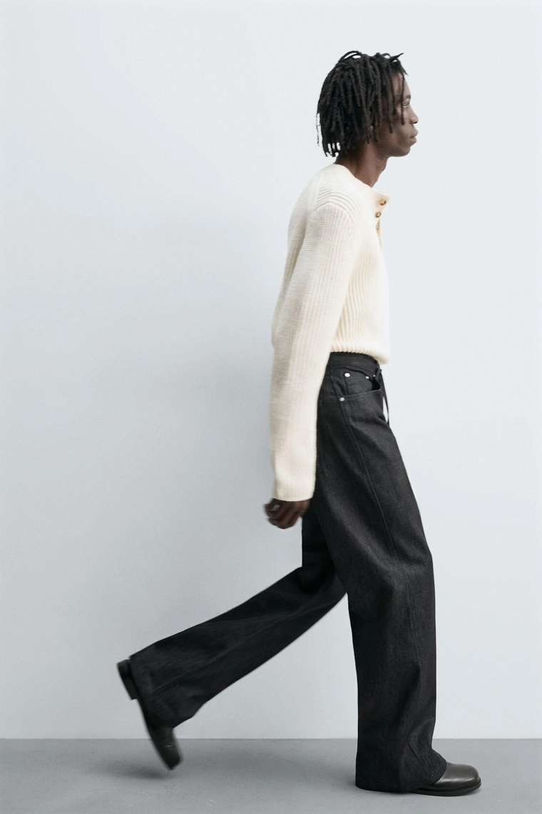 Джинсы свободного покроя с расклешенными штанинами