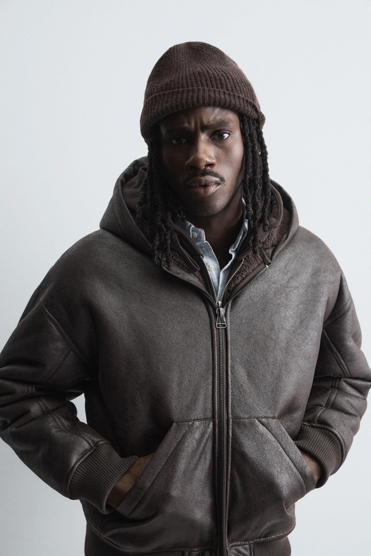 Вязаная шапка из шерсти в рубчик