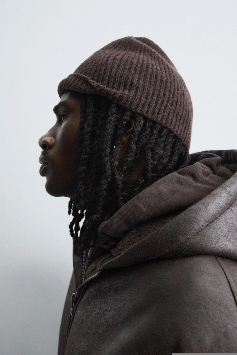 Вязаная шапка из шерсти в рубчик