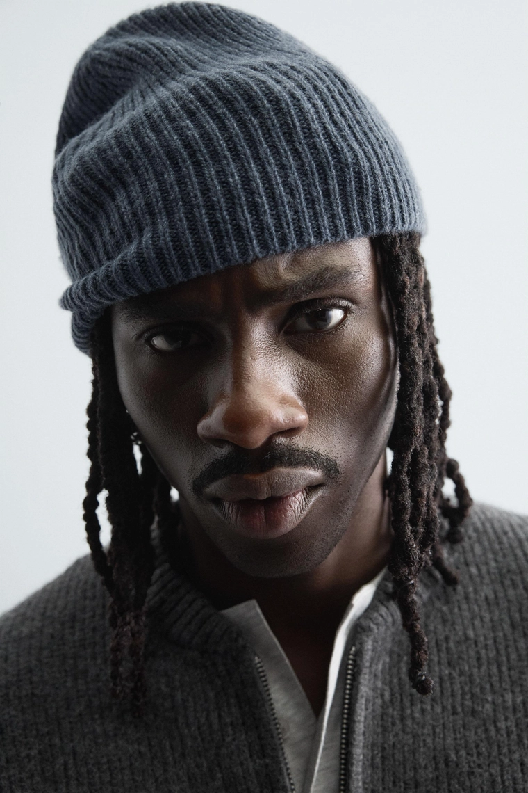 Вязаная шапка из шерсти с ребристым узором