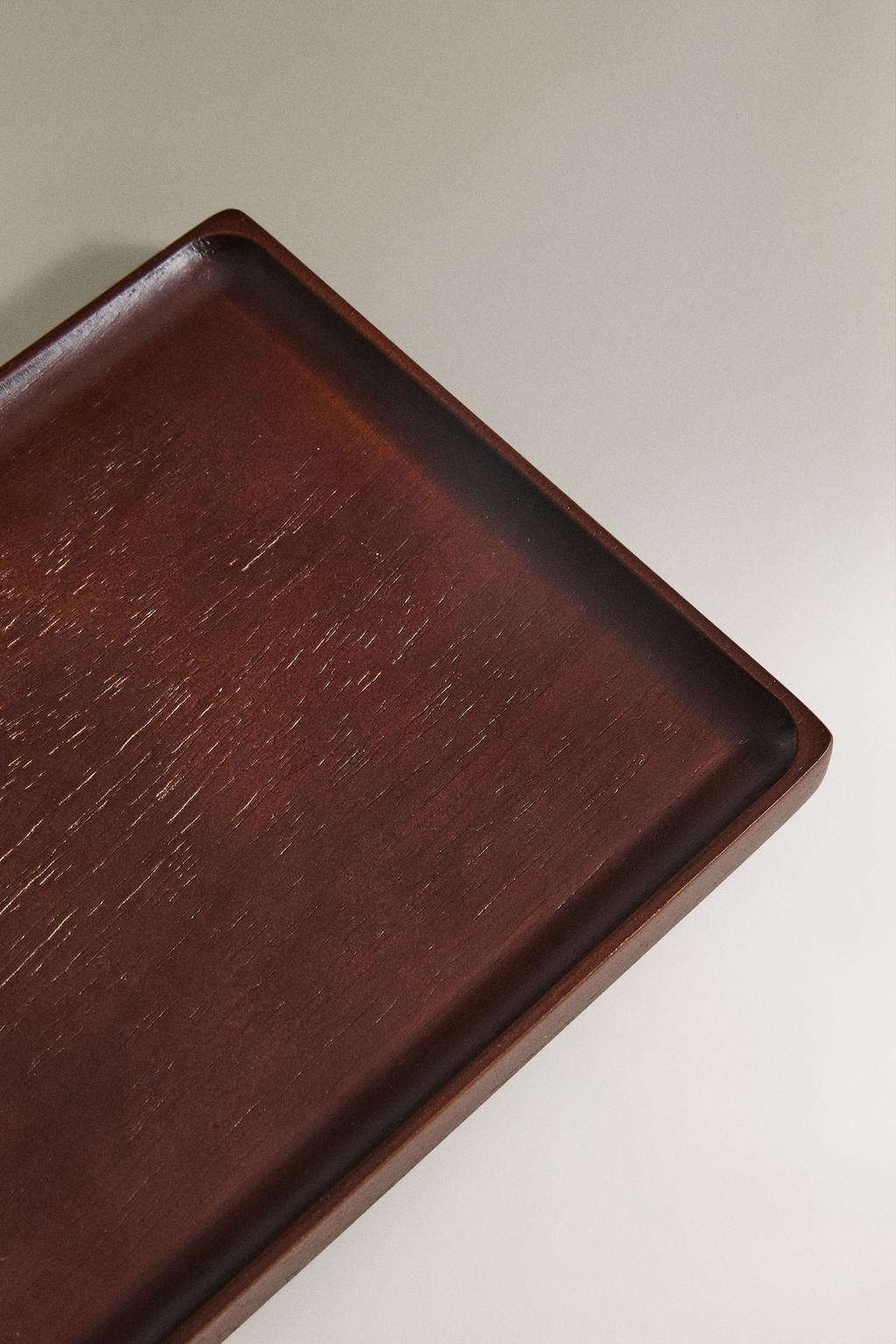 Деревянный поднос с зарядным устройством для телефона